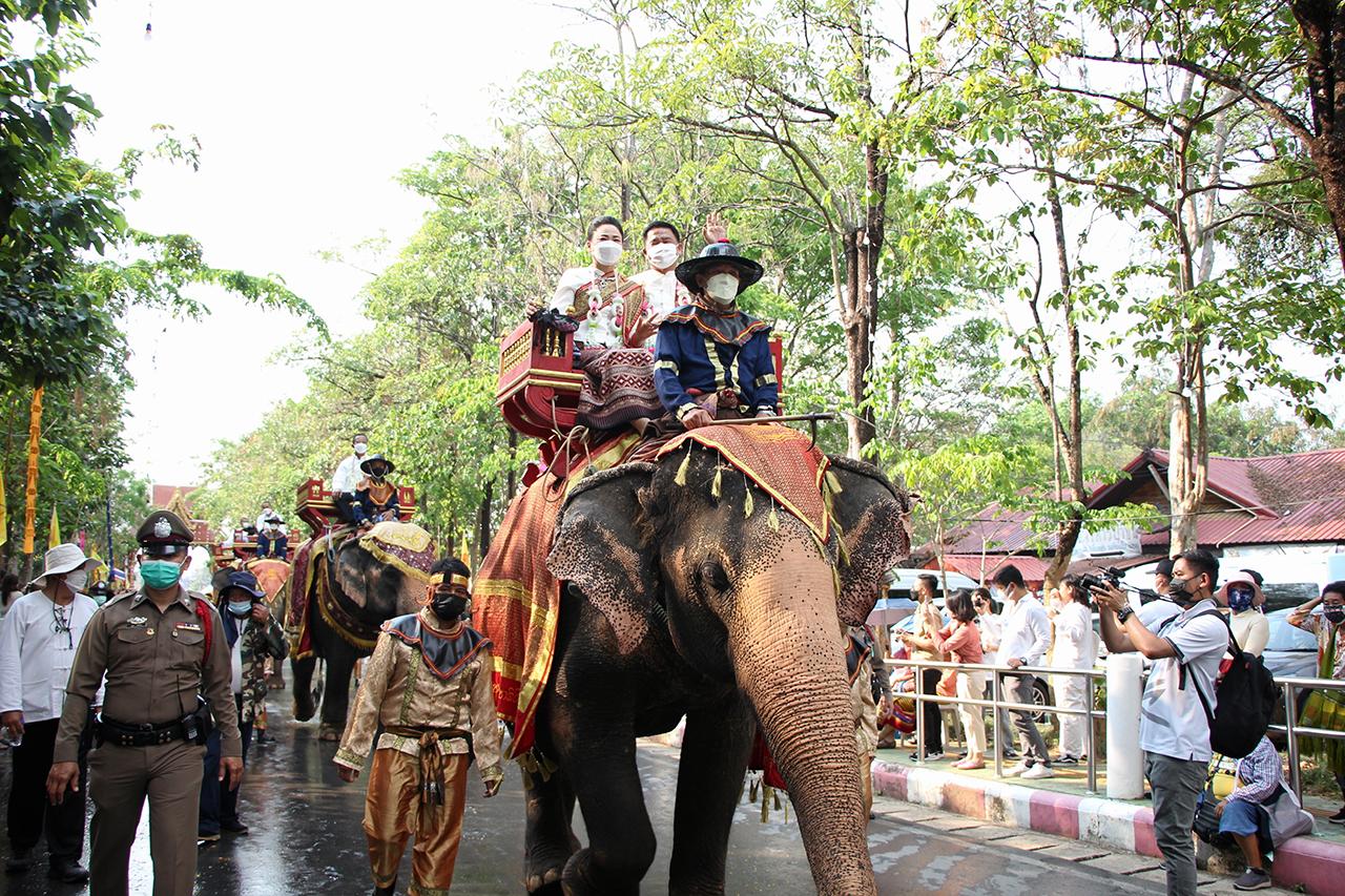 ขบวนช้างเจ้าหลวงเมืองแพร่แบบโบราณล้านนา ร่วมแห่เครื่องสักการะ นับวันจะหาดูได้ยาก.