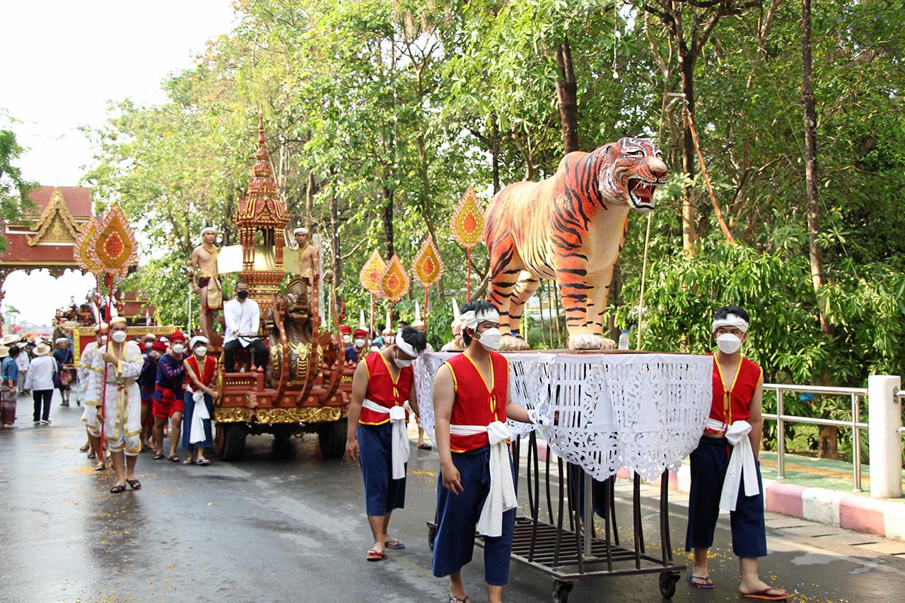 ขบวนหลักแห่เครื่องสักการะเคลื่อนจากถนนช่อแฮไปยังวัดพระธาตุช่อแฮ พระอารามหลวง.