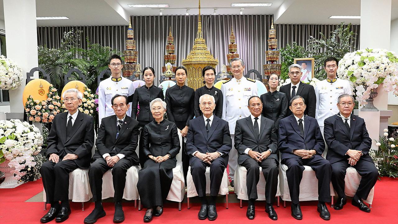 ปลายทางชีวิต  -  อานันท์ ปันยารชุน, พนัส สิมะเสถียร, อาสา สารสิน, ดร.ชัยวัฒน์ วิบูลย์สวัสดิ์ และ ดร.อมร จันทรสมบูรณ์ มาร่วมในพิธีพระพิธีธรรมสวดพระอภิธรรม นุกูล ประจวบเหมาะ บิดา ณินทิรา โสภณพนิช พ่อตาของ ชาติศิริ โสภณพนิช ที่วัดธาตุทอง วันก่อน.