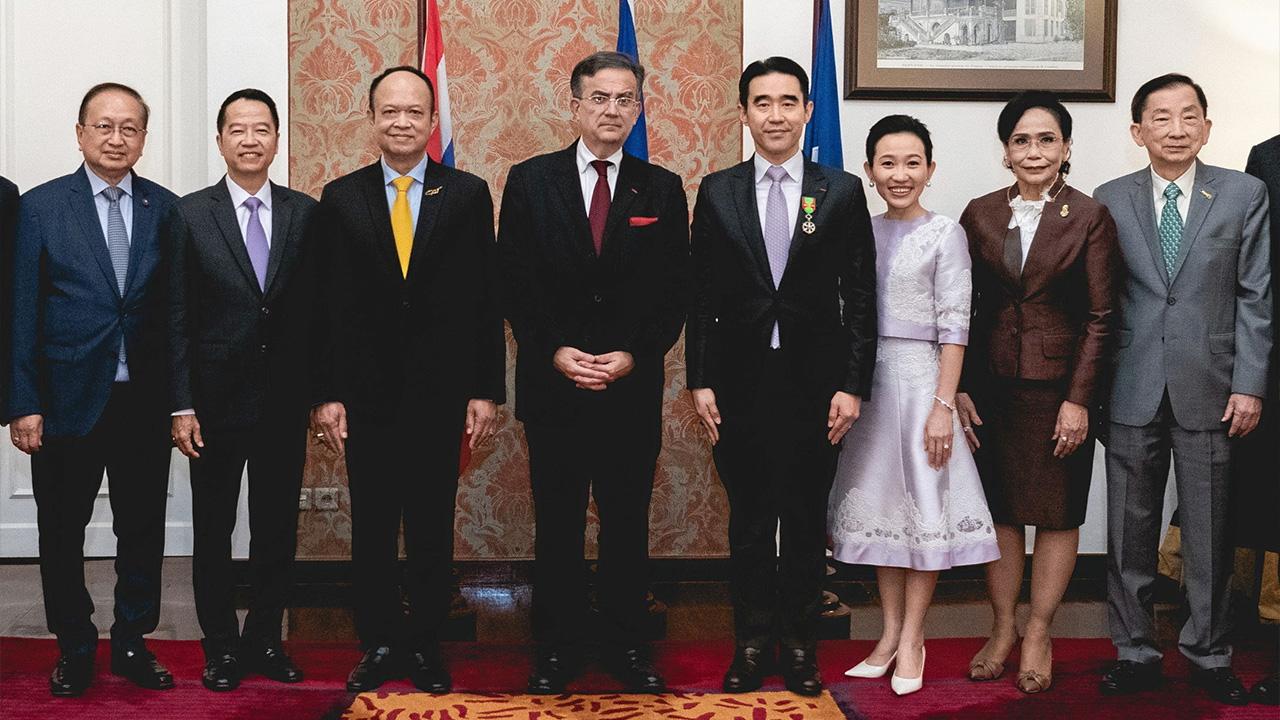 ภูมิใจ  -  ตีแยรี มาตู ทูตฝรั่งเศส มอบเครื่องอิสริยาภรณ์ด้านการเกษตร ออร์เดอร์ ออฟ เมอริต อกริโกล ชั้นออฟีซีเย ให้ อัศวิน เตชะเจริญวิกุล เพื่อเชิดชูเกียรติในฐานะผู้ส่งเสริมความสัมพันธ์ระหว่างฝรั่งเศสและไทย โดยมี ทองเปลว กองจันทร์ มาร่วมงานด้วย ที่ทำเนียบทูตฝรั่งเศส วันก่อน.
