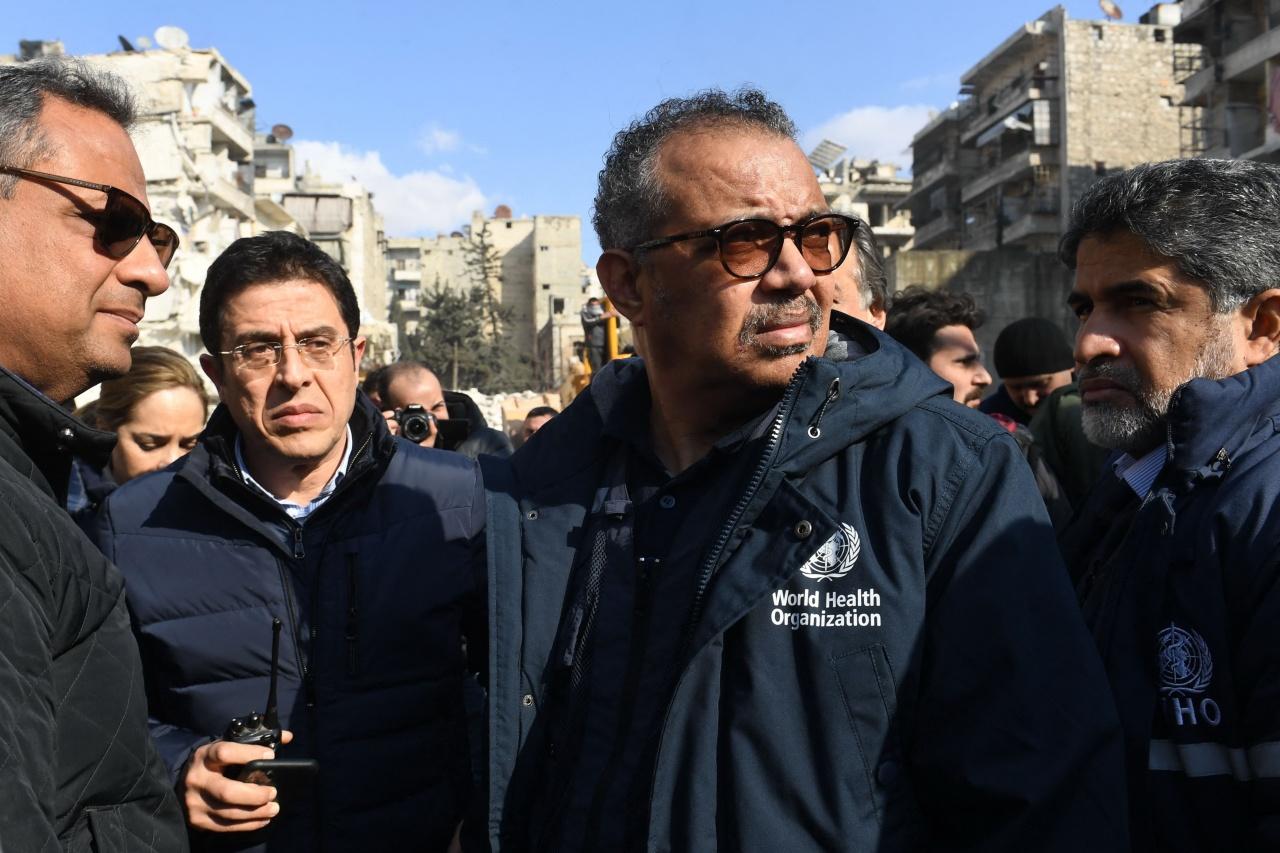 เทดรอส อัดฮานอม เกเบรเยซุส ผู้อำนวยการองค์การอนามัยโลก (ขวา) พร้อมนายฮัสซัน อัล กาบัช รมว.สาธารณสุขซีเรีย (คนที่สองจากซ้าย) ลงพื้นที่ประสบภัยเแผ่นดินไหวครั้งใหญ่ในเมืองอเลปโป ทางภาคเหนือซีเรีย เมื่อ 11 ก.พ. 2566