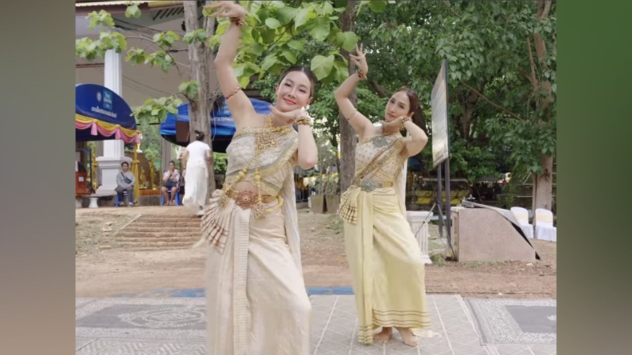 ไม่เสียแรงที่เคยร่วมกันเปิดโรงเรียนสอนรำไทย “สถาบันนาฏก” เมื่อเห็น 2 สาว นุ่น-วรนุช และ เจี๊ยบ-ชมพูนุช รำถวายพญานาคราช โดยเขียนแคปชันว่า “นาฏกปูชานาคราช ณ วัดพระธาตุบังพวน จ.หนองคาย”.