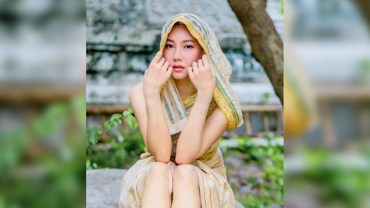 นอกจากรำสวยงามอ่อนช้อยแล้ว ชุดที่ใส่ก็ไม่ธรรมดา เพราะ นุ่น เฉลยว่าเป็นของ อ.วีรธรรม ตระกูลเงินไทย 2 ชุดที่ใส่รำรวมแล้ว 2 ล้านบาท...เฉลี่ยชุดละล้านก็ไม่แพงนะ ดูภาพนี้เหมือน ส่าหรี ใช้ได้ทูอินวัน.