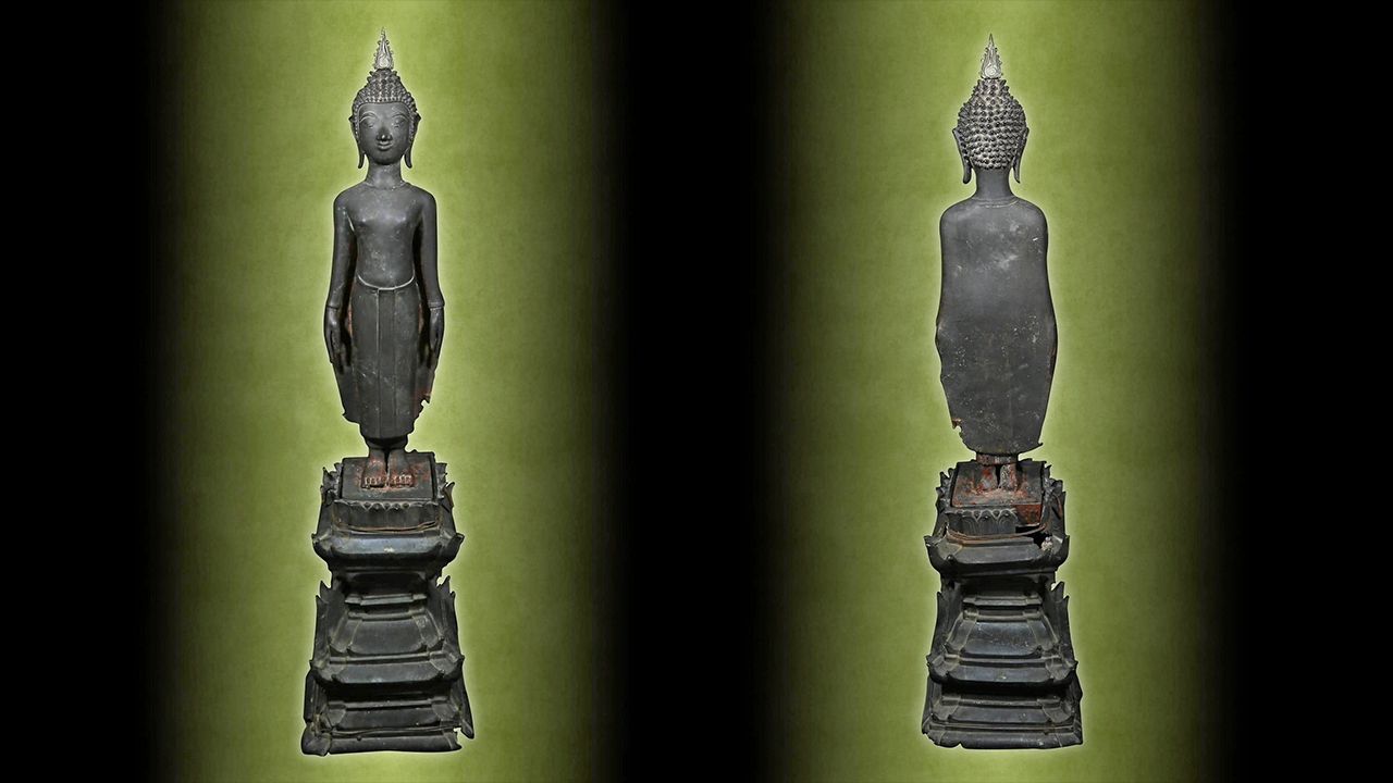 พระพุทธรูปบูชายืน สูง ๔๒ นิ้ว พุทธศิลป์สมัยเชียงแสนล้านนา ปางเปิดโลก ๓ ถอด ของ สจ.บอมบ์ เมืองน่าน.