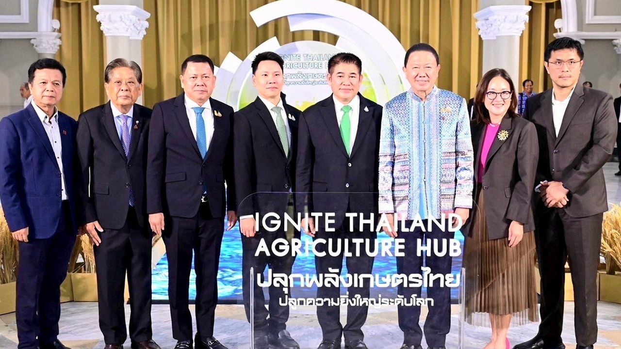 ปลุกพลัง - ร.อ.ธรรมนัส พรหมเผ่า รมว.เกษตรและสหกรณ์ มาร่วมในงานแถลงแนวทางขับเคลื่อน IGNITE THAILAND เพื่อยกระดับประเทศไทยสู่ศูนย์กลางเกษตรและอาหารของโลก โดยมี ประยูร อินสกุล และ สนั่น อังอุบลกุล มาร่วมงานด้วย ที่ทำเนียบรัฐบาล วันก่อน.