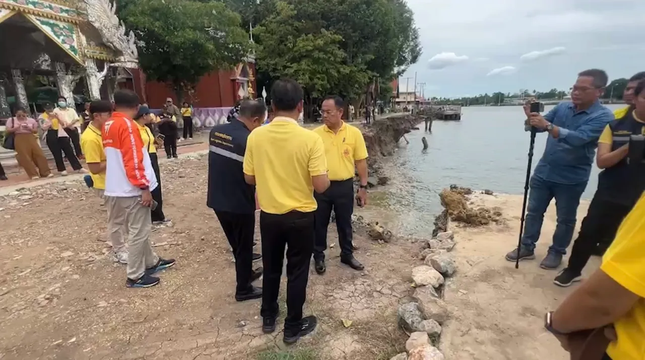 เขื่อนหน้าวัดเชิงเลนถล่มลงเจ้าพระยา คาดน้ำวนกัดเซาะ และรับน้ำหนักไม่ไหว