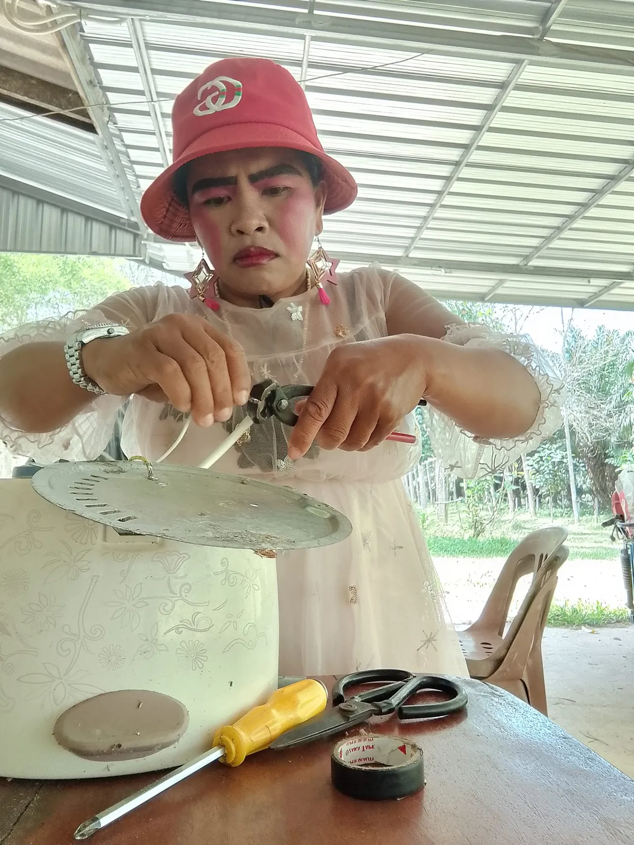 เจ๊มิ่ง ช่างซ่อมพัดลมสายเดี่ยว เปิดที่มาแต่งแซ่บพริกหมดสวน ใช้ฝีมือพิสูจน์คำสบประมาท (คลิป)