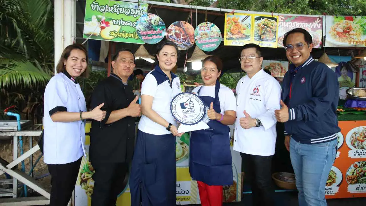 สคช.ลุยตลาด มอบป้ายการันตีมืออาชีพสตรีทฟู้ด "ฉะเชิงเทรา" หนุน Soft Power