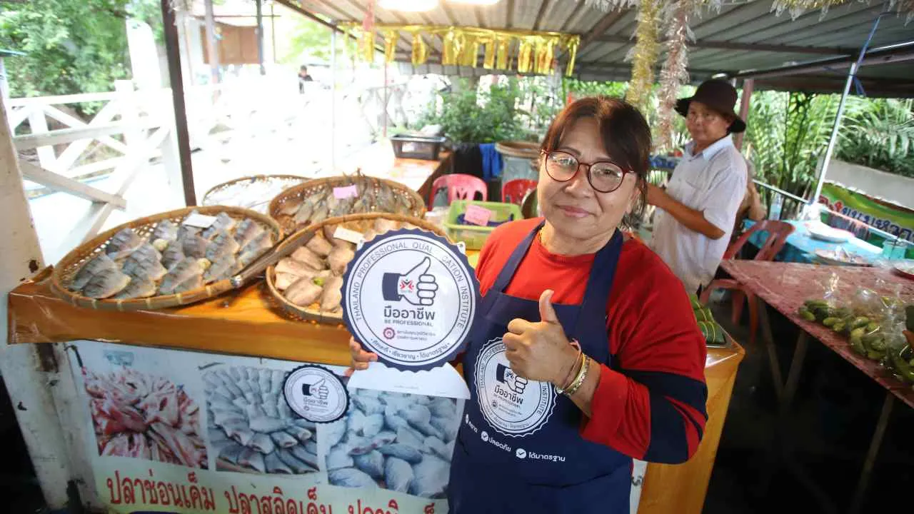 สคช.ลุยตลาด มอบป้ายการันตีมืออาชีพสตรีทฟู้ด "ฉะเชิงเทรา" หนุน Soft Power