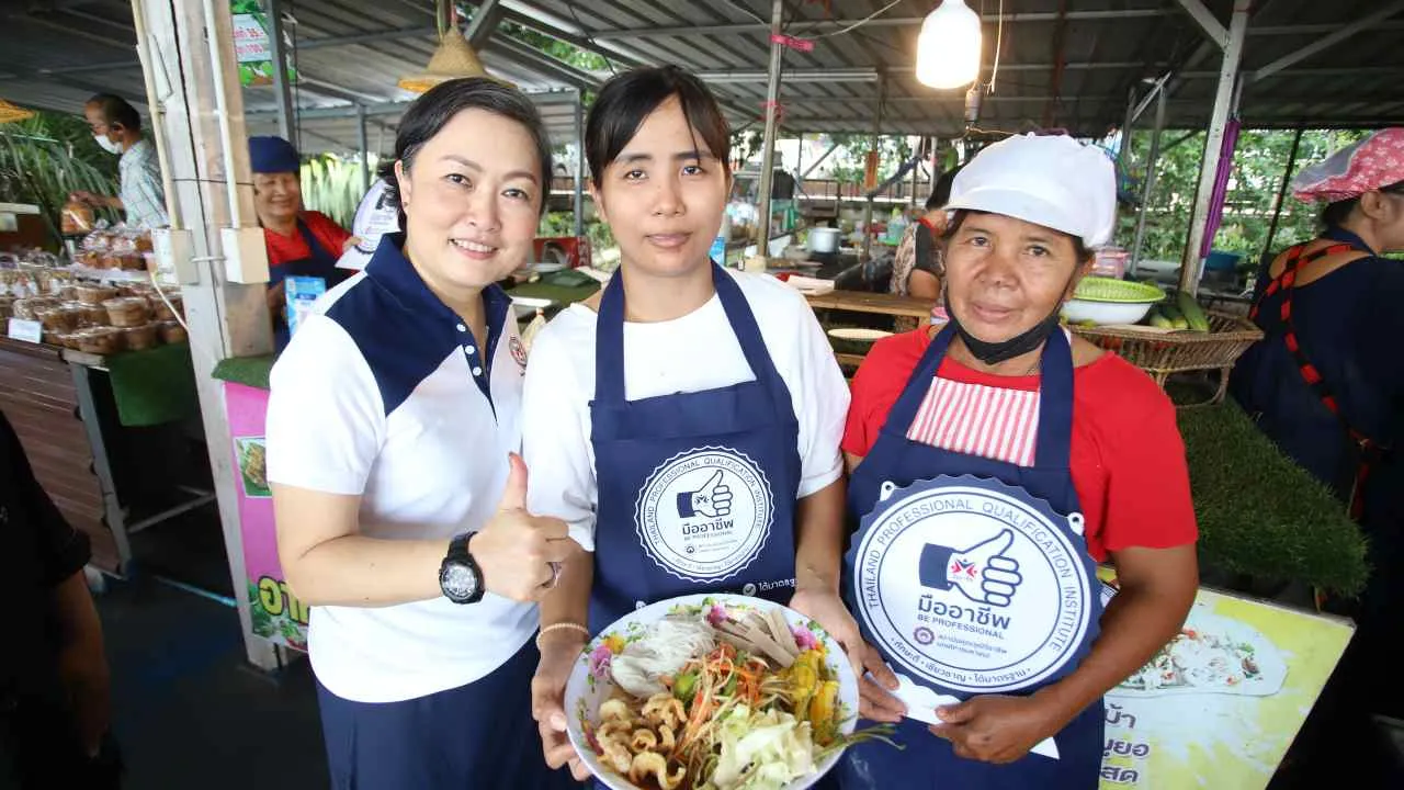 สคช.ลุยตลาด มอบป้ายการันตีมืออาชีพสตรีทฟู้ด "ฉะเชิงเทรา" หนุน Soft Power
