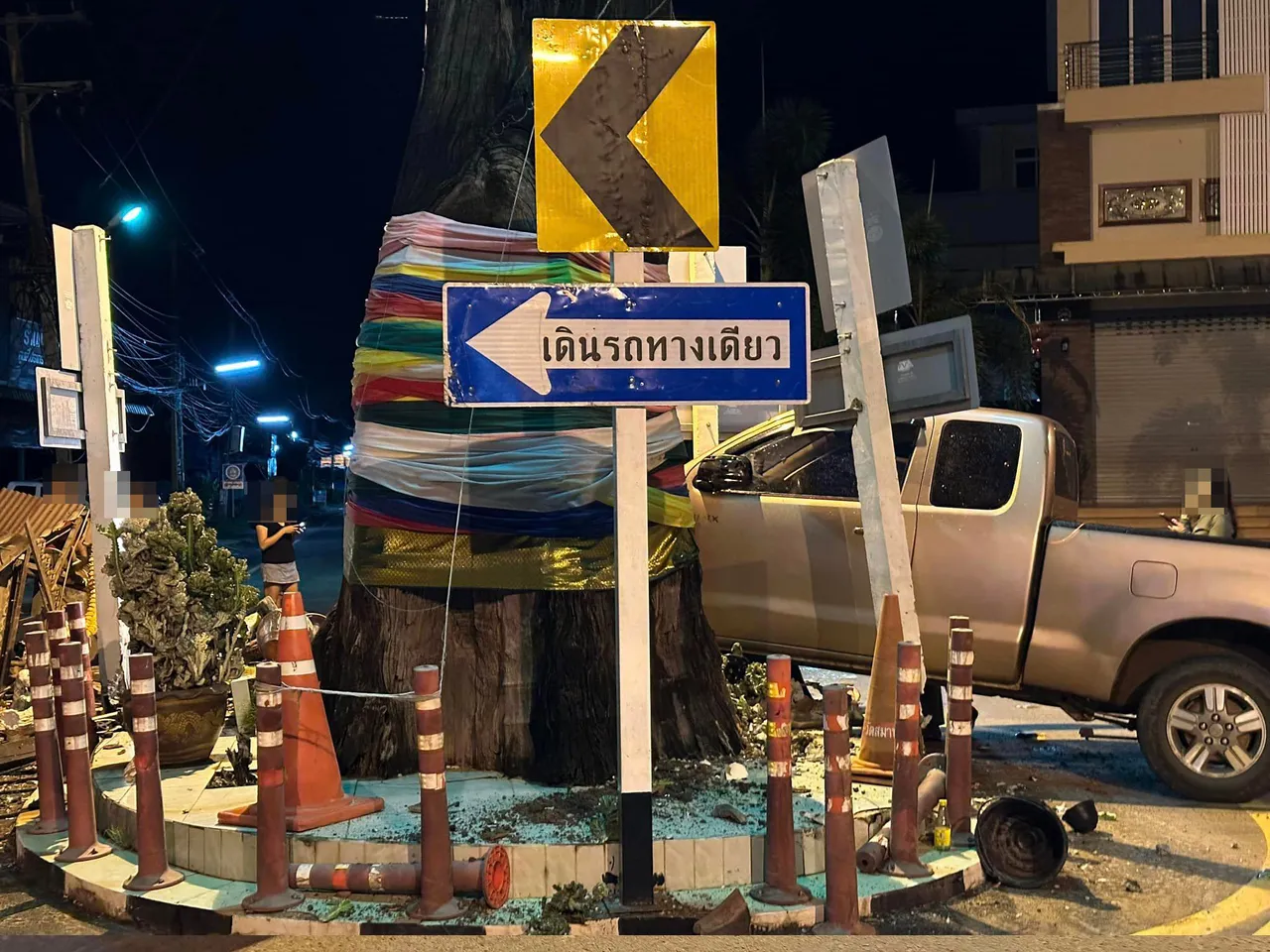 เบรกไม่อยู่! กระบะพุ่งชนศาลปู่จันทร์โสม พังยับกลางถนน ชาวบ้านแห่ส่องเลข (คลิป)