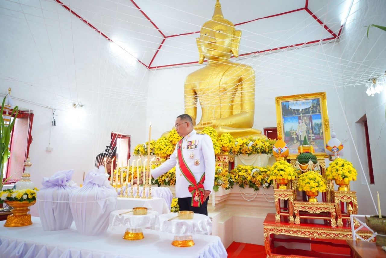 All through the nation, Buddhist holy water consecration ceremonies are held.  On the event of His Majesty the King’s sixth Birthday Anniversary