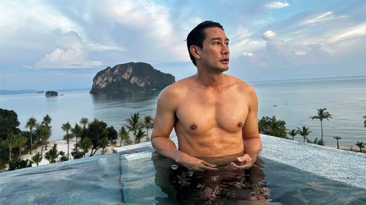 ไปเที่ยวเขาใหญ่อากาศก็ยังร้อน ป้อง-ณวัฒน์ เลยสลัดผ้าผ่อนลงแช่ในสระน้ำ และยังนำภาพมาโชว์ในไอจี งานนี้มีคนมือซนแอบซูมบอกว่า เหมือนเห็นอะไรใต้น้ำแว้บๆ...ช่วยกันซูมซิ เขาใหญ่ จริงมั้ย?