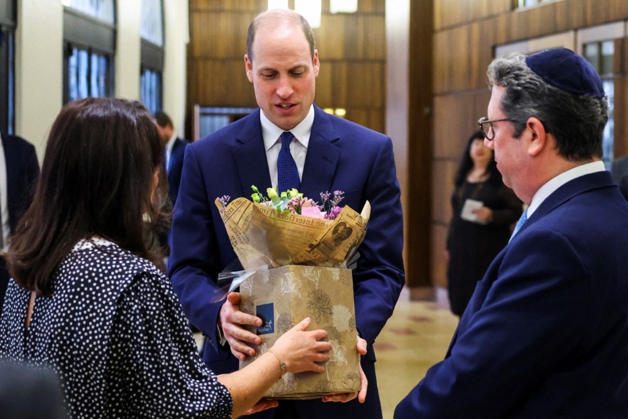 เจ้าชายวิลเลียมทรงรับช่อดอกไม้ อวยพรให้เจ้าหญิงเคทหายประชวรโดยเร็ว