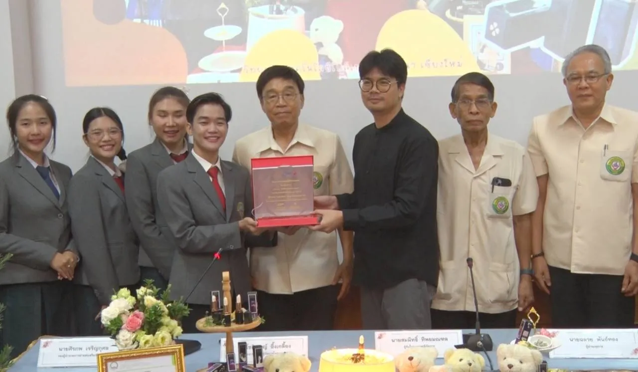 ทีม นศ.เทคนิคลานนา คิดค้นลิปสติกหญ้า มีสารสมุนไพรจากหญ้าดอกขาว เพื่อลดสูบบุหรี่