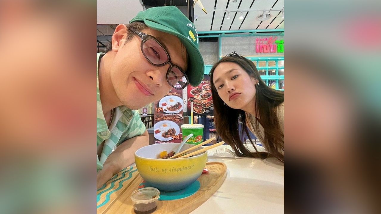 ว่างปุ๊บก็ควงเติมมื้อหวานๆ เจมส์ มาร์ ลงรูปคู่ พาย-รินรดา หวานใจแบบไม่ต้องมีแคปชันใดๆ แต่ก็หน้าตา คนอินเลิฟบ่งบอกความหวานทะลุจอ พาย ตอบสั้นๆว่า “เย้” แก้เขินแหละเนอะ.