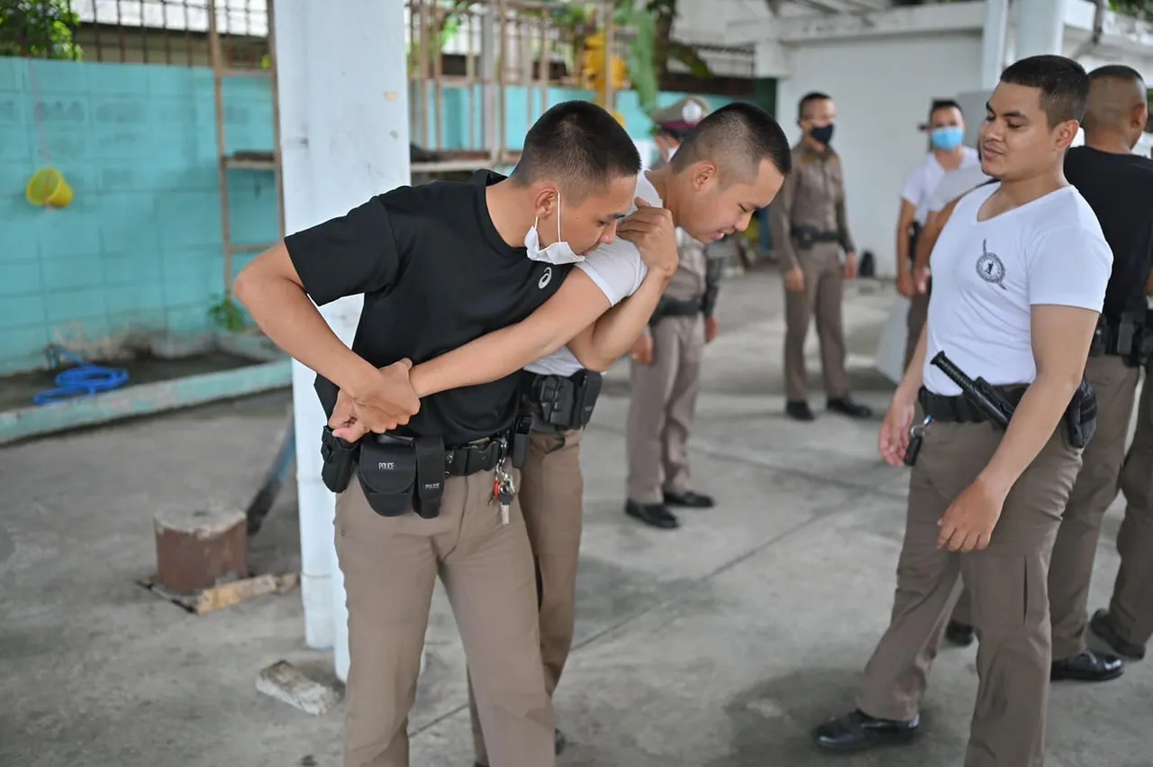 ท่าไม้ตาย Cops Combat ศึกตำรวจสู้ฟัดระยะประชิด เทคนิคต่อกรสยบคลั่ง
