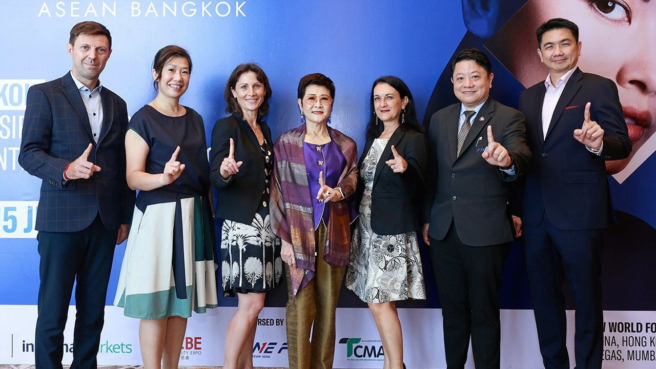 อย่าพลาด - สรรชาย นุ่มบุญนำ, ฟรานเชสกา โดนาติ และ เกศมณี เลิศกิจจา แถลงข่าวการจัดงาน “Cosmoprof CBE ASEAN Bangkok 2024” ระหว่าง 13-15 มิ.ย. ที่ศูนย์การประชุมแห่งชาติสิริกิติ์ โดยมี แองเจิล ฟู มาร่วมแถลงด้วย ที่โรงแรมอีสติน แกรนด์ พญาไท วันก่อน.