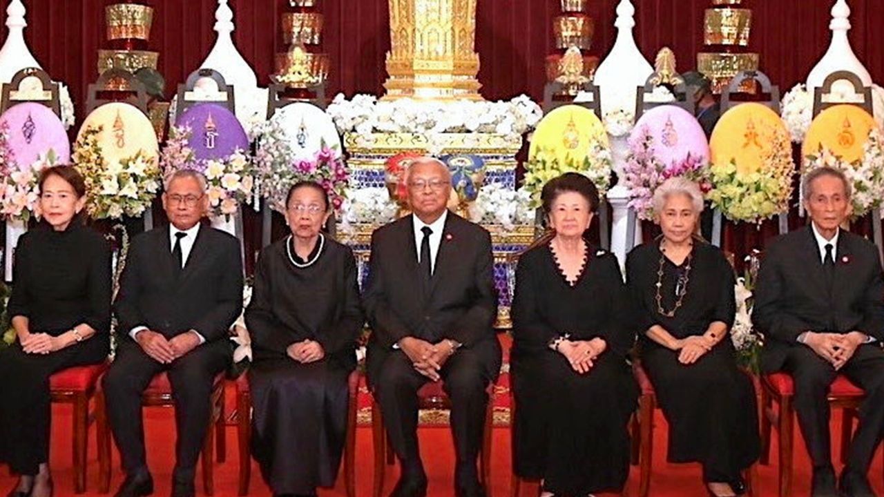 ปลายทางชีวิต - ดร.จิรายุ อิศรางกูร ณ อยุธยา องคมนตรี เป็นประธานพิธีสวดพระอภิธรรมศพ พ.อ. ณรงค์ กิตติขจร โดยมี ท่านผู้หญิงอรนุช อิศรางกูร ณ อยุธยา, ท่านผู้หญิงฉัตรแก้ว นันทา ภิวัฒน์ และ พล.อ.อ.ยุทธพงศ์–ทิพยา กิตติขจร มาร่วมในพิธีด้วย ที่วัดเบญจมบพิตร วันก่อน.