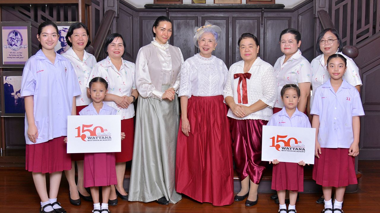 กุลสตรี - ลานทิพย์ ทวาทศิน จัดงานต้อนรับเปิดเทอม 2567 ด้วยชุดย้อนยุค 3 สมัย พร้อมรับปีแห่งการฉลอง “150 ปี กุลสตรีวังหลัง-วัฒนาวิทยาลัย” โดยมี สุภลักษณ์ ไชยสถาน, เกตุอัมพร มียิ่ง และ ว่าที่ ร.ต.หญิง ดารญา ตันตินีรนาท มาร่วมงานด้วย ที่โรงเรียนวัฒนาวิทยาลัย วันก่อน.