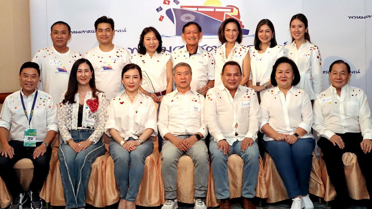 ชื่นมื่น - ฐนนท์ศรณ์ เลิศฤทธิ์ศิริกุล ประธานนักศึกษาหลักสูตร TEPCoT รุ่นที่ 15 นัดเพื่อนมาร่วมพบปะสังสรรค์ โดยมี ดร.ชาคริต ศึกษากิจ, เกษมสุข จงมั่นคง, สลิลลา อติการบดี, พญ.สุจิตตรา สวาทยานนท์ และ เพ็ชรากรณ์ วัชรพล มาร่วมงานด้วย ที่โรงแรมดิ เอมเมอรัลด์ วันก่อน.