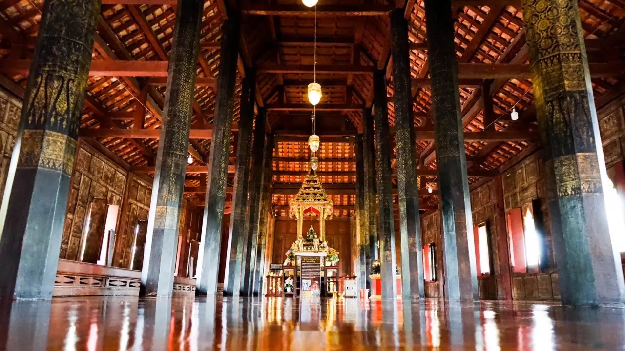 ฟื้นคืนชีพลายโบราณ อายุกว่า 300 ปี “ช่างสกุลเมืองเพชร” ดีไซน์ให้เข้าถึงทุกเจเนอเรชัน