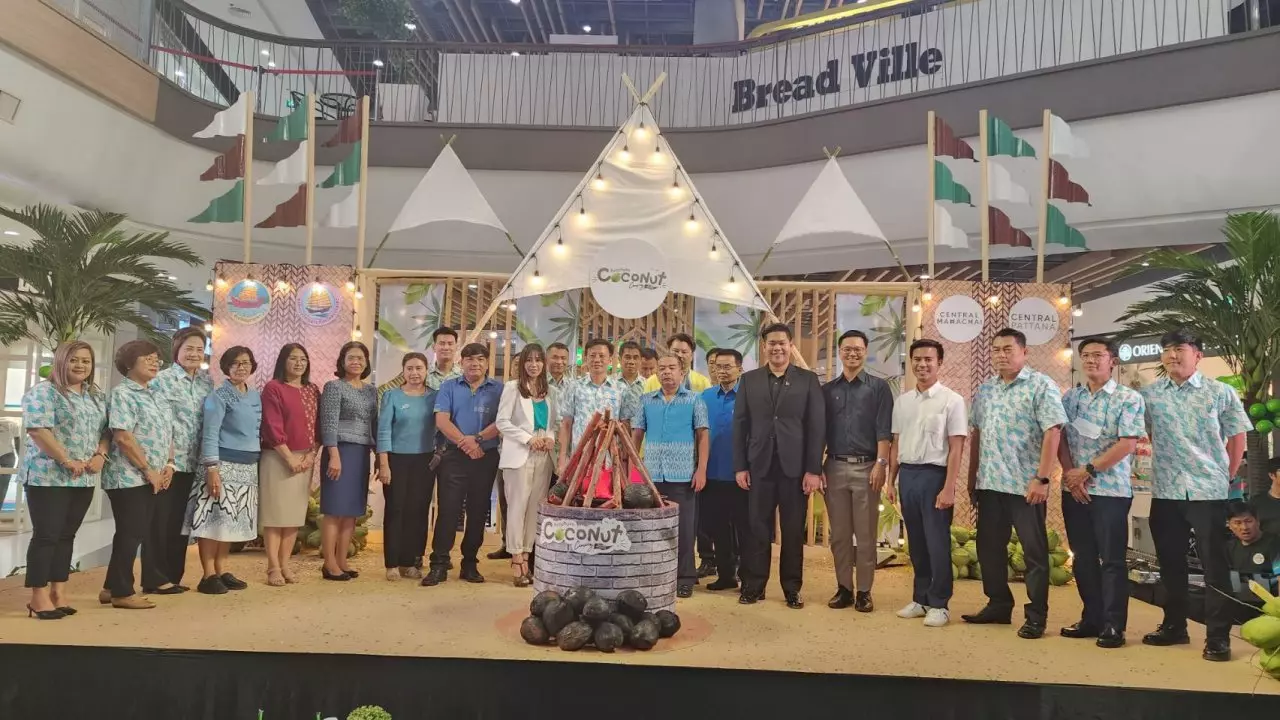 สมุทรสาคร พามะพร้าวน้ำหอมบ้านแพ้ว GI ขึ้นห้าง โปรโมตเพิ่มช่องทางขายให้ชาวสวน