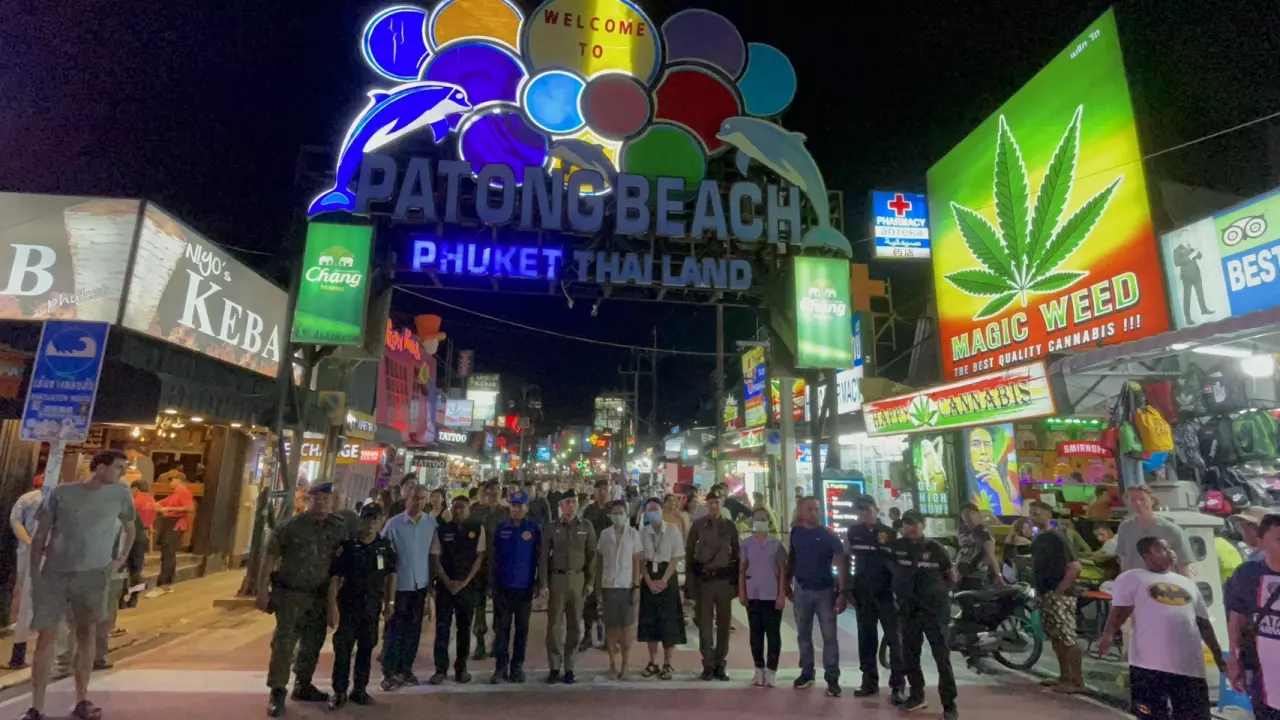 ต่างชาติหัวใสหวังโปรโมตร้านกัญชา ทำคอนเทนต์พ่นควันให้พี้ย่านป่าตอง (คลิป)