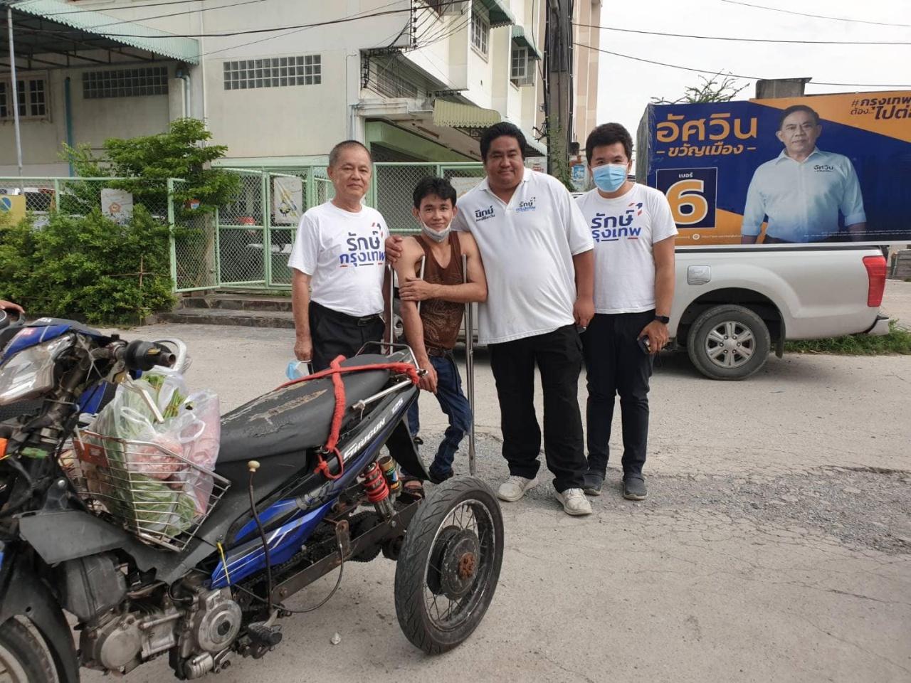 Mr. Nik Sangsirinawin when visiting the area on behalf of the Rak Krungthep Group