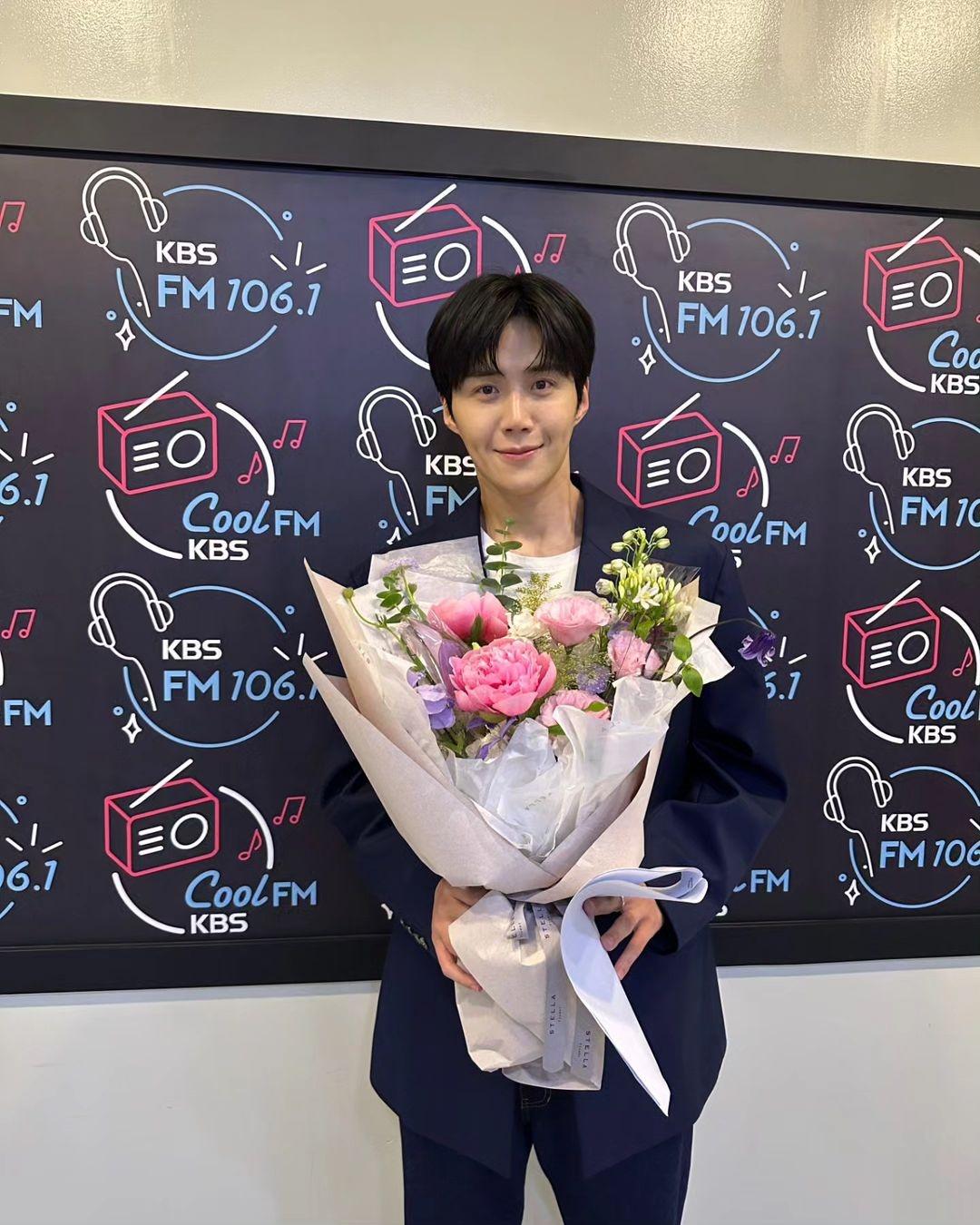 ขอบคุณภาพจากไอจี @kimseonho_staff.diary