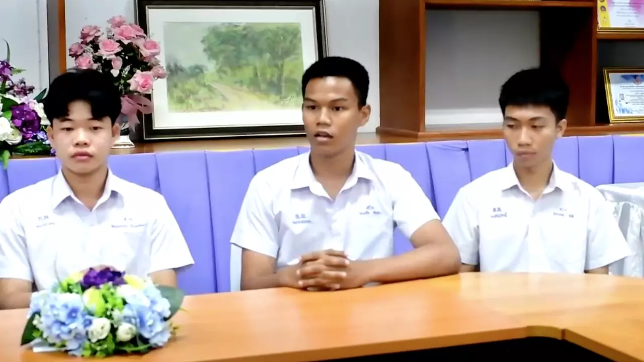 โซเชียลชื่นชม 3 นักเรียนฮีโร่ ปั๊มหัวใจช่วยชีวิต "คุณลุง" ที่ล้มหมดสติ