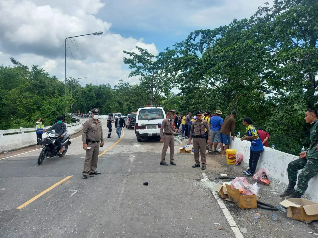 激动人心的巴士将运动员送往越野跑者翻倒、坠入深渊，Pha Phaya Kupri，4人死亡、受伤