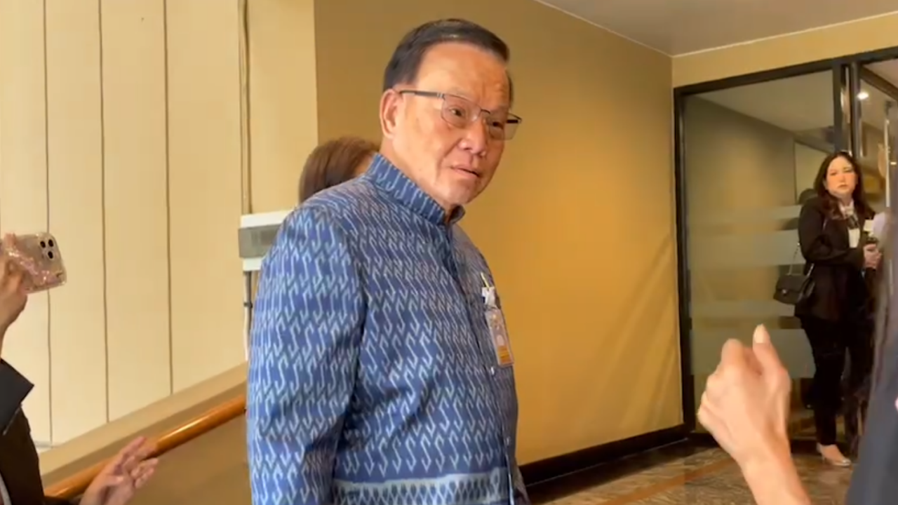 泰国公共卫生副部长桑蒂：人民力量党依然强大，拒绝回答娜露蒙辞职问题
