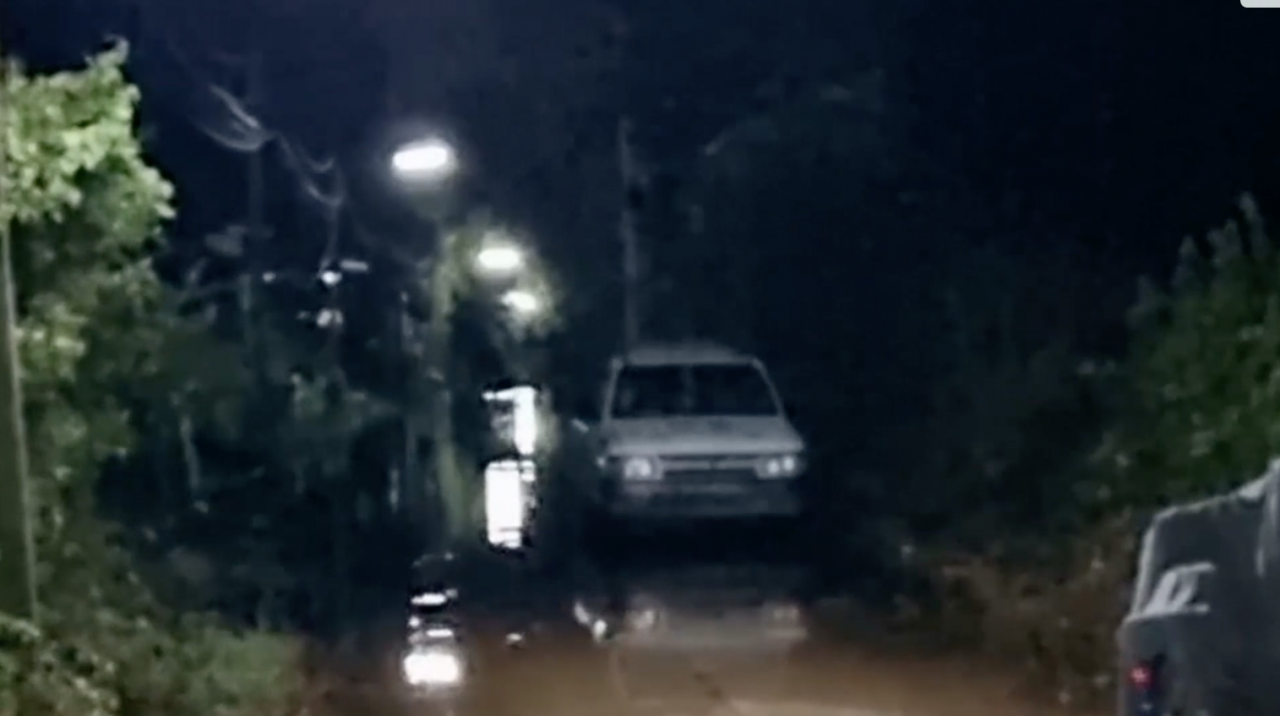 乌汶府洪水蔓延，学校紧急疏散物品