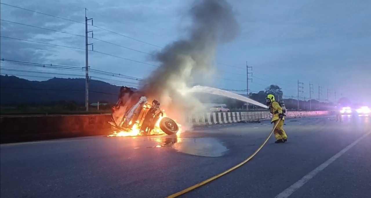 油罐车撞上一辆牵引拖车尾部，大火瞬间吞没油箱