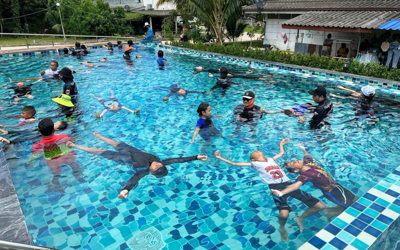 旨在防止儿童溺水伤亡！Bang Saphan Noi 医院开展“游泳求生”活动！