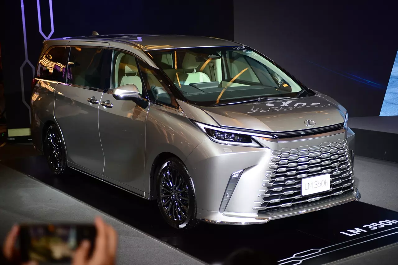 ตู้เทวดา สุดหล่อมาแล้ว The New LEXUS LM ราคาเริ่มต้น 6,290,000 บาท