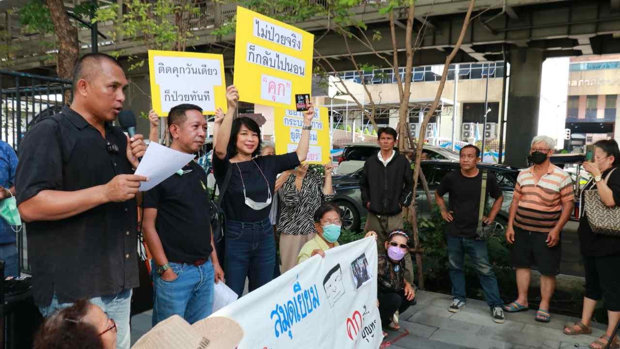 泰国民众要求他信必须重返监狱：“请停止饰演病人！”
