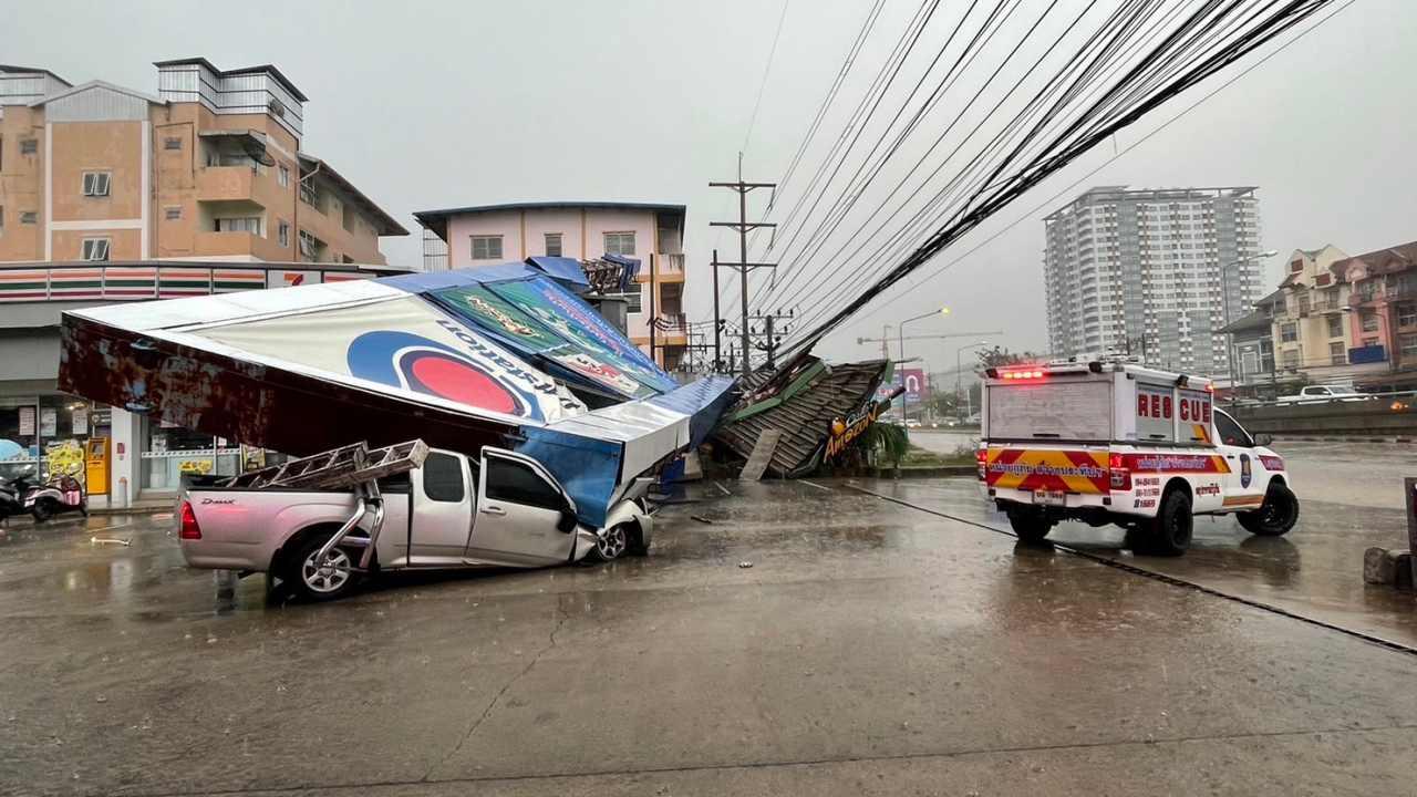 暴风雨袭击是拉差，加油站标志掉落，司机不幸身亡！