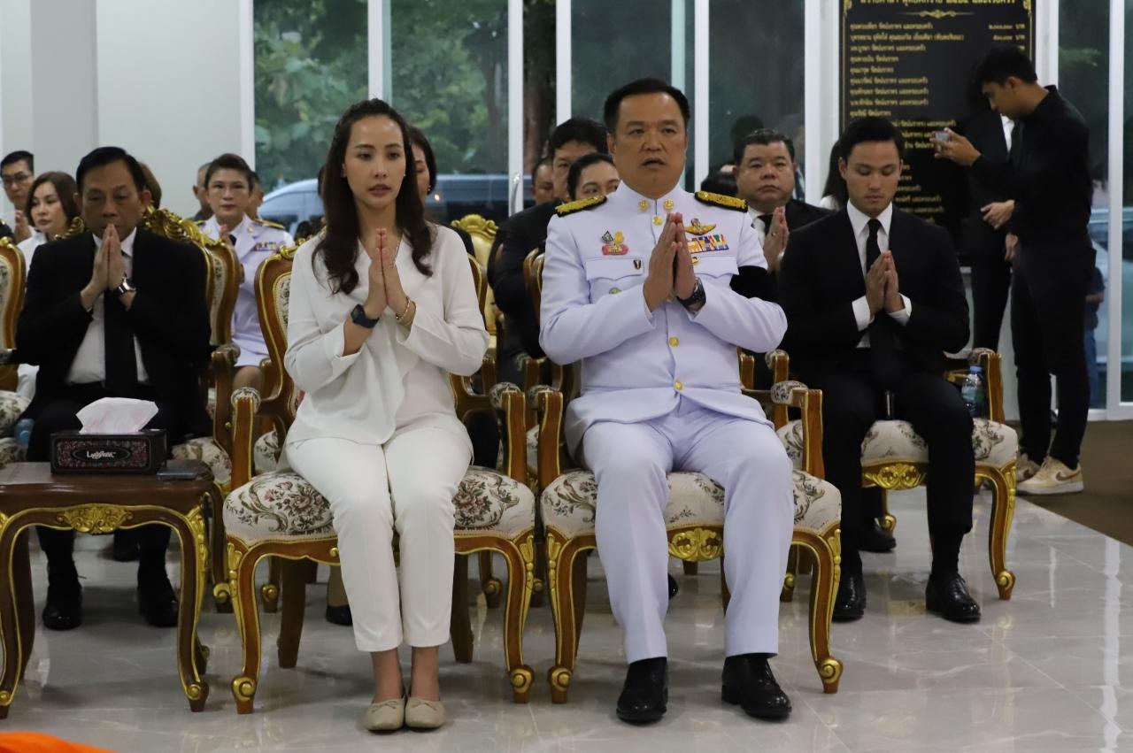 泰国副总理阿努廷出席并主持了岳母的遗体告别仪式