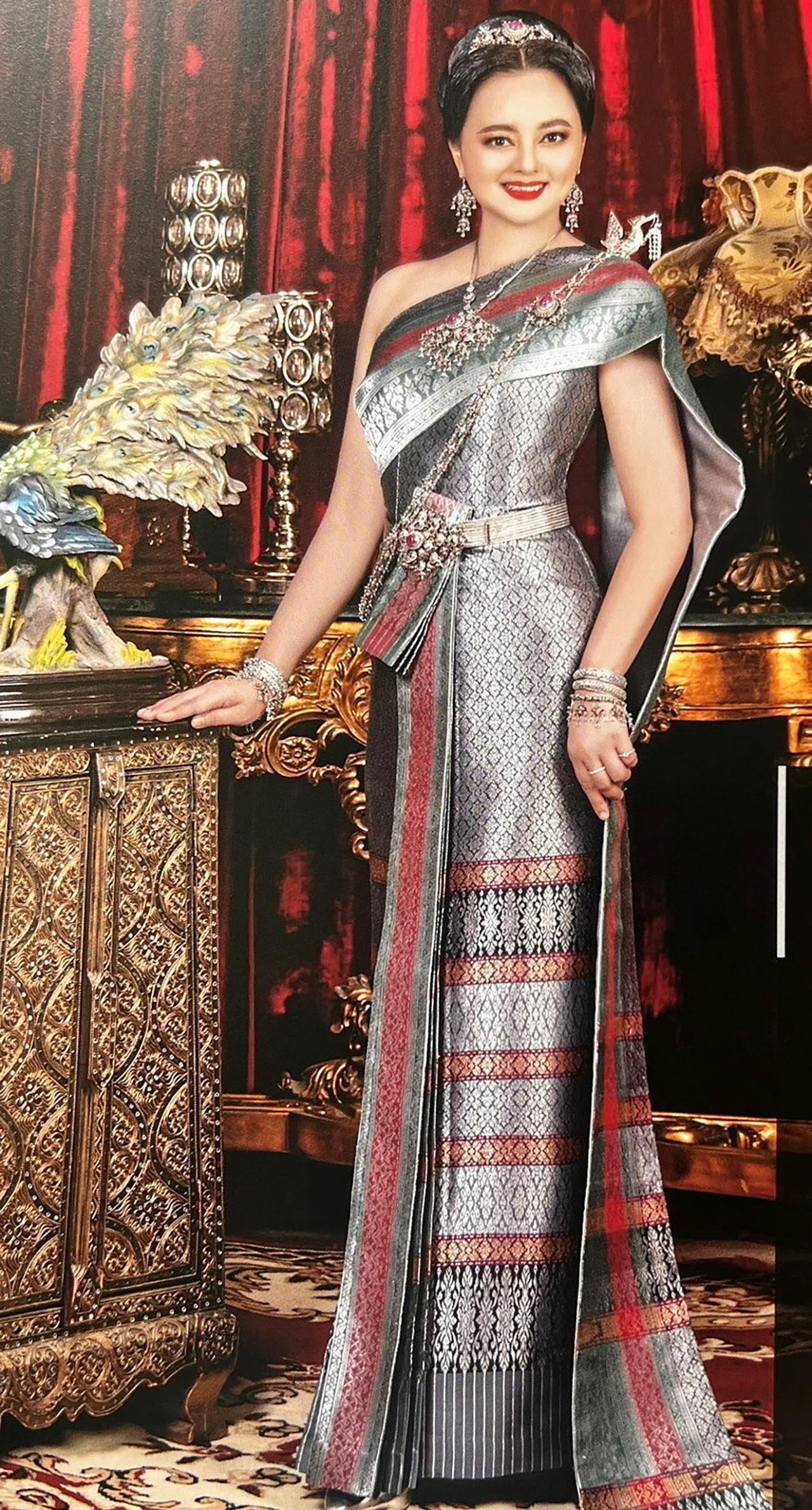 《暹罗布料服装》一书广受好评，展现传统泰服别致的美丽！