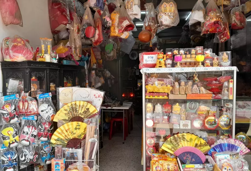สื่อกลางเทพเจ้า เปิดใจทายาทร้านชุดม้าทรง ยืนหนึ่งเยาวราช