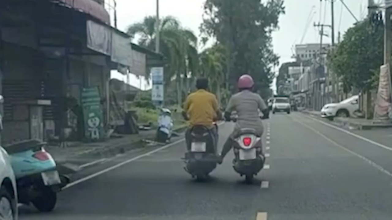 泰国基层公务员骑摩托车救“坏车”，帮助送至维修店