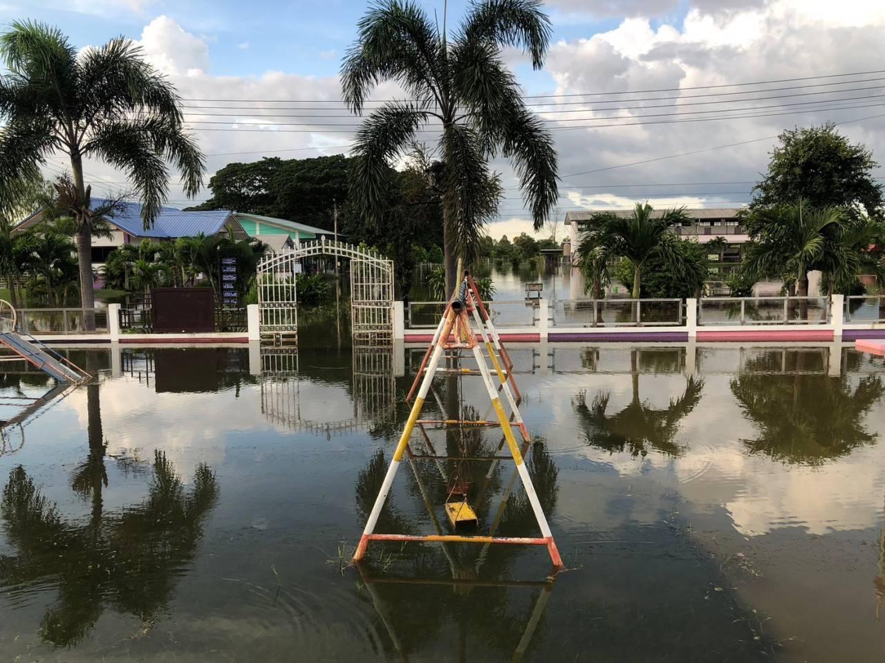 连续四天大雨，泰国南宝水坝洪水泛滥，每天必须排水2900万立方米！