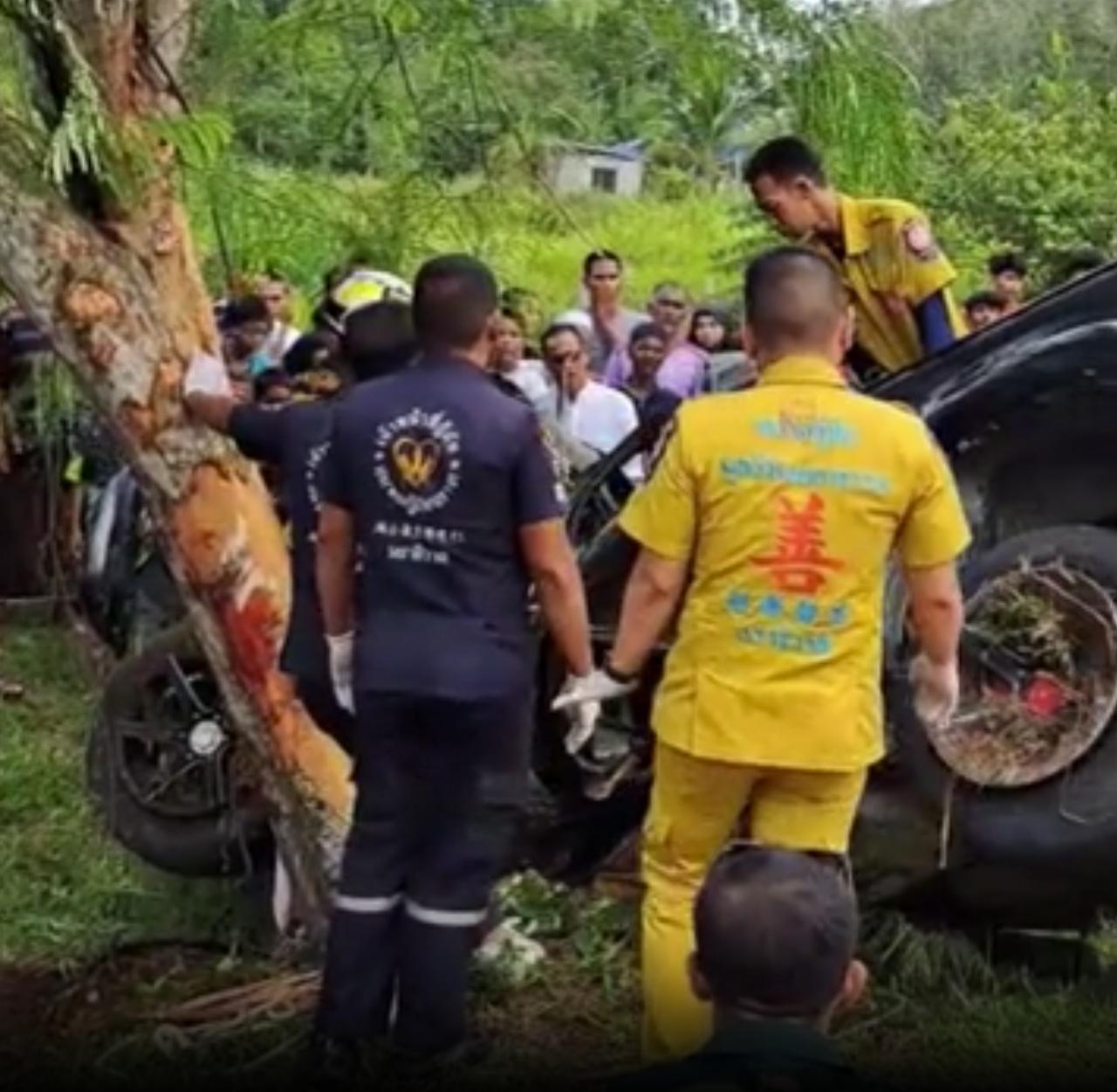 泰国那拉提瓦府一皮卡轮胎爆炸撞树，致8死3伤