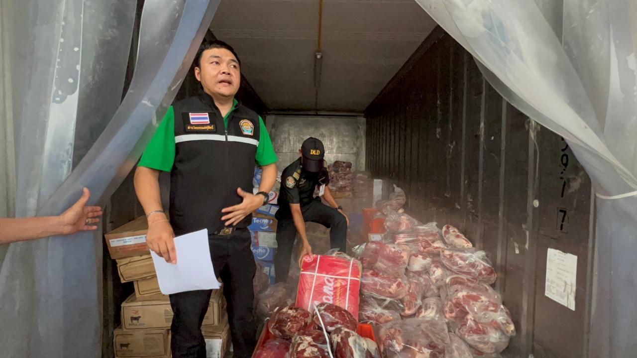 泰国巴吞他尼府畜牧官员突袭空郎区冷藏室，查获超3.4吨违禁肉类