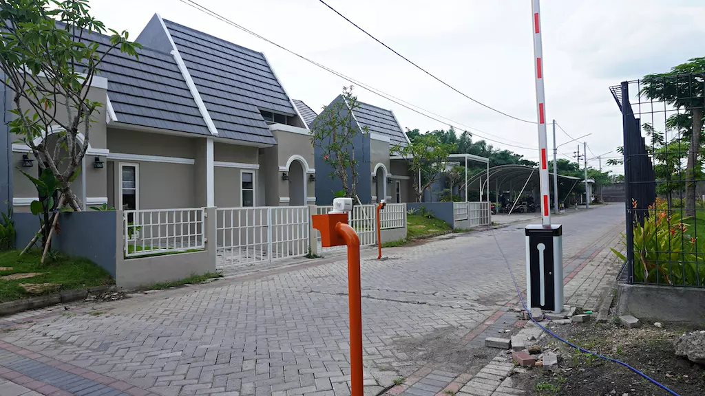 เพื่อนบ้านต้องรู้ จอดรถขวางบ้านอื่น รุกถนนส่วนกลางหมู่บ้าน มีโทษปรับหนัก