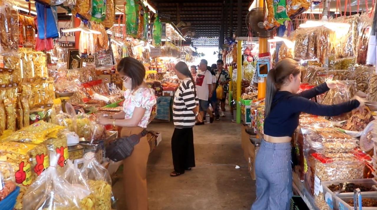 罗勇府邦佩市场热闹非凡，游客购买鱿鱼及黑鱿鱼作为纪念品