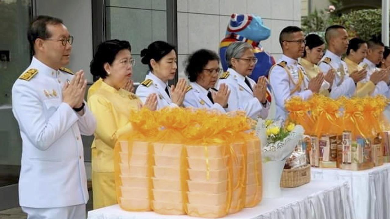 Royal Merit Presentation - Natawat Kritsanamar, Ambassador in Berlin, Germany, presided over the alms distribution ceremony for the Royal Merit on Noamanthra Maharat Day.  At Wat Photharam, Berlin, there is Phra Sophon Phothiwait.  He is the head of the Sangha.