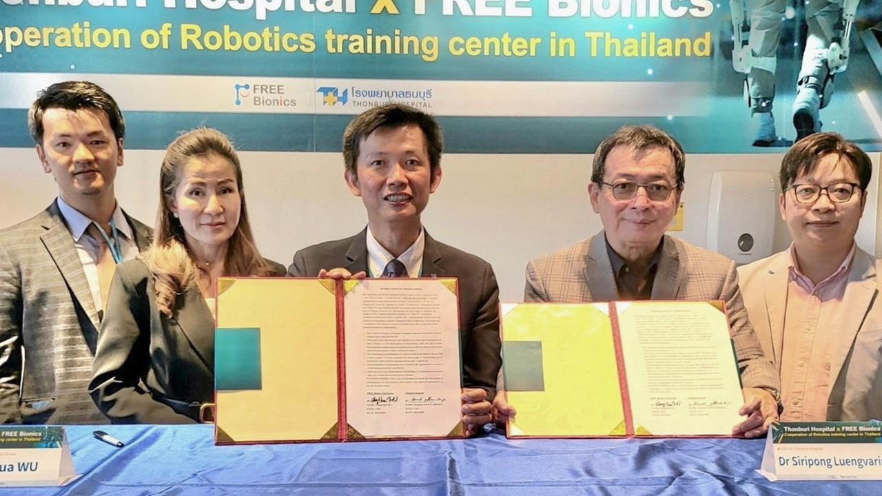 WORKING TOGETHER - Dr. Serivong Longurinkul, Director of Thonburi Hospital, signed an agreement with Chen Hua Wu, Chairman of Free Bionics Co., Ltd., to establish 